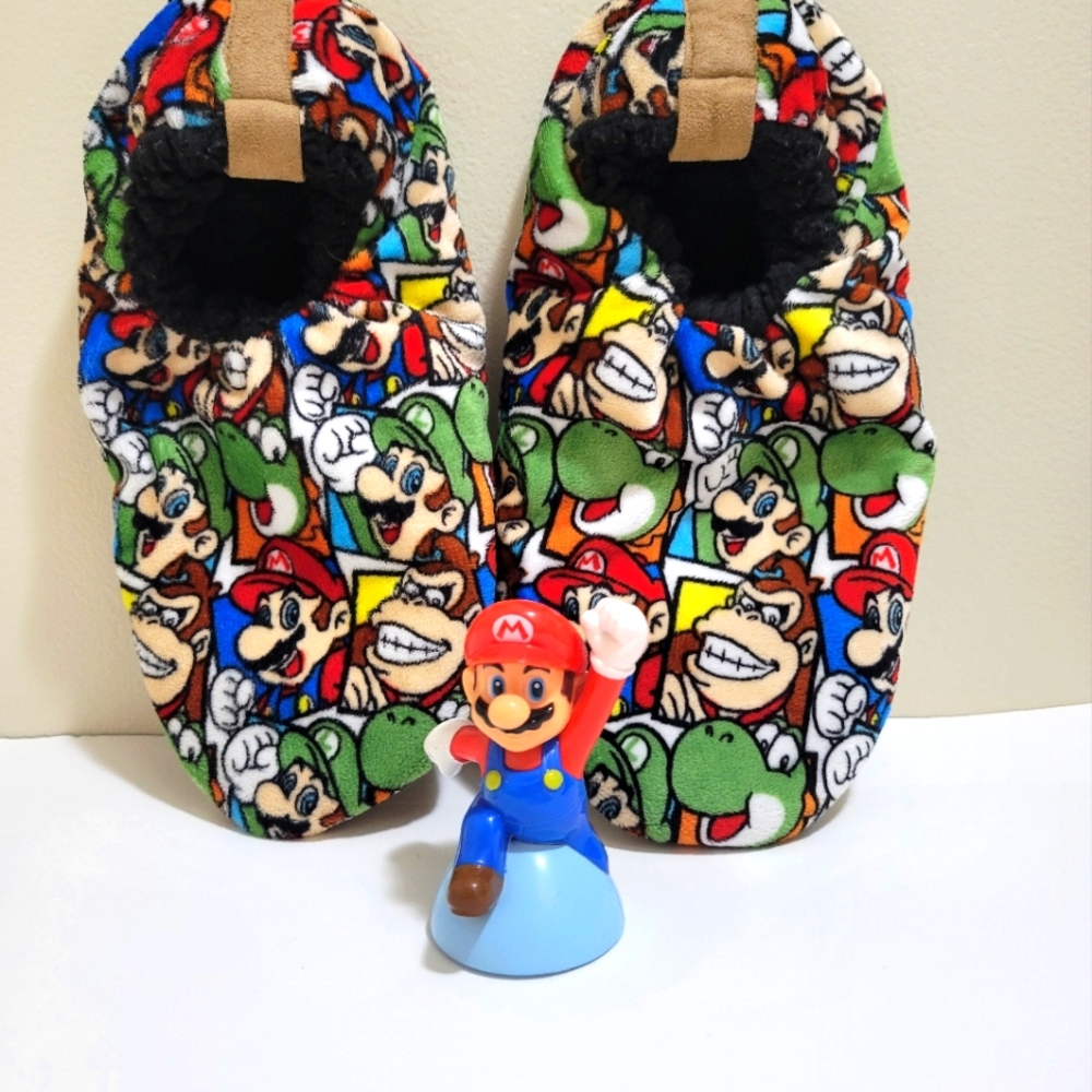 Super Mario and Friends Fuzzy Babba Slippers. Unisex. Sz 7-9